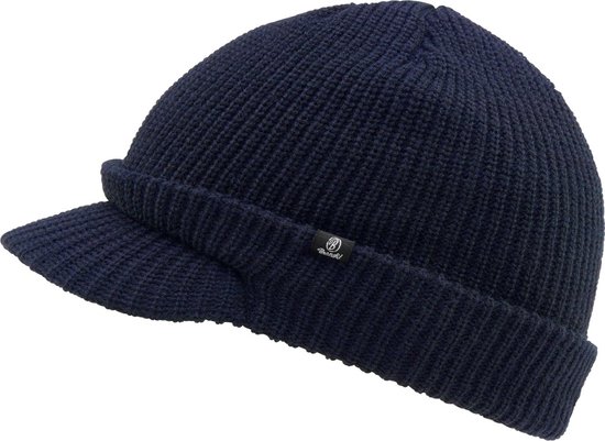 Donkerblauwe gebreide muts met klep en een zwart label met logo.