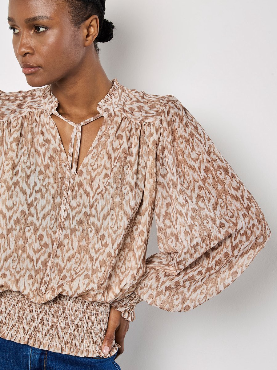 Ikat-top van glanzende chiffon met wervelend patroon