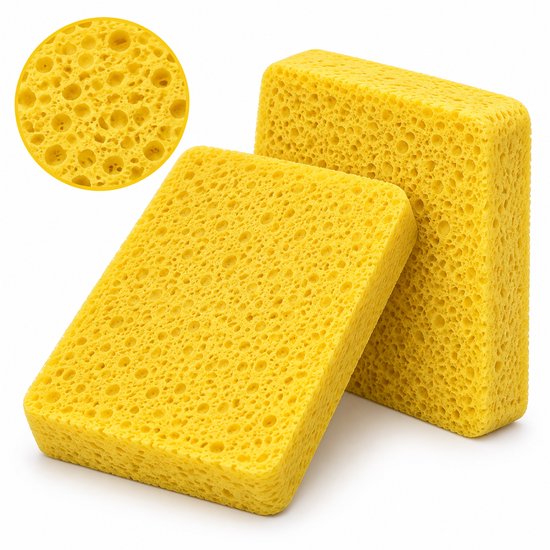 Twee gele keukensponzen van cellulose met een open celstructuur.