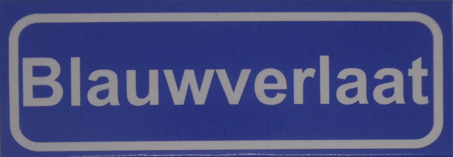 Souv© - koelkast magneet - plaatsnaam bord - kombord - souvenir - koelkastmagneetje - relatiegeschenk Blauwverlaat
