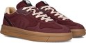 Bordeauxrode lage sneaker met beige veters, beige voering en Maruți-logo op de zijkant.