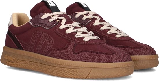Bordeauxrode lage sneaker met beige veters, beige voering en Maruți-logo op de zijkant.