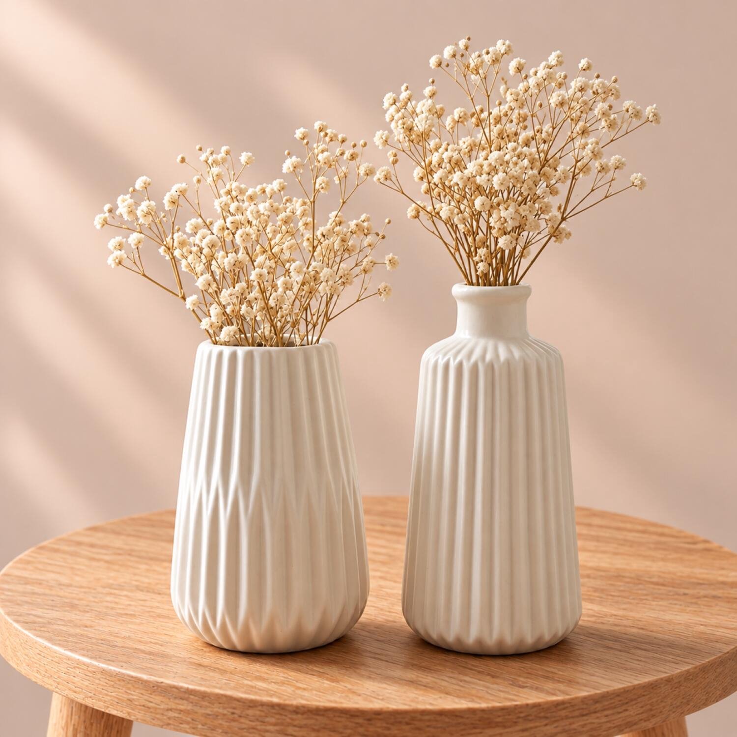 Deco by Boltze set 2x mini vaasjes - licht beige - porselein - 17 cm - bloemenvaas - mix vormen - voor bloemetjes