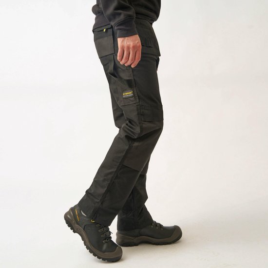 Zwarte werkbroek met STØRVIK PROFESSIONAL WORKWEAR label, zijaanzicht.