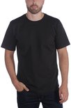 Model draagt een zwart T-shirt met korte mouwen en ronde hals, gecombineerd met een donkere jeans.
