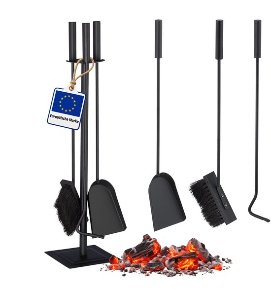 Zwarte metalen haardset met 2 scheppen, 2 bezems, pook en gloeiende kolen, met EU-label.