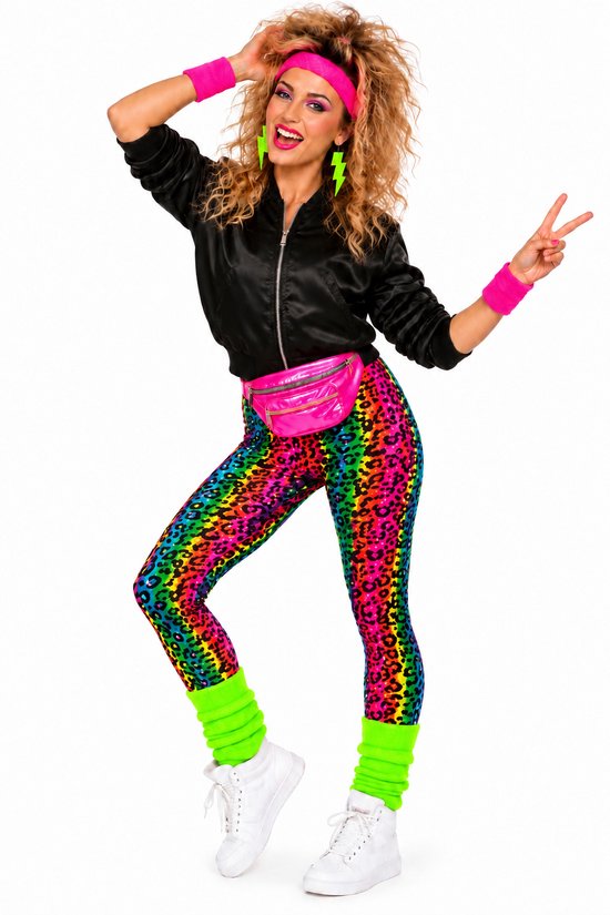 Femme aux cheveux blonds frisés, bandeau rose néon, boucles d'oreilles vert vif, veste noire, banane rose vif, legging coloré à imprimé léopard, jambières vert lime et baskets blanches.
