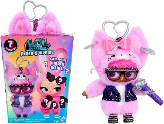 LOL Surprise Plush Surprise verpakking naast een pluche pop met roze konijnenpak, jasje en microfoon.