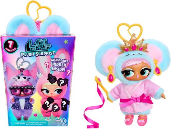 Verpakking van LOL Surprise Plush Surprise naast een pop in roze ochtendjas met kroon, accessoires en hartvormige ring.