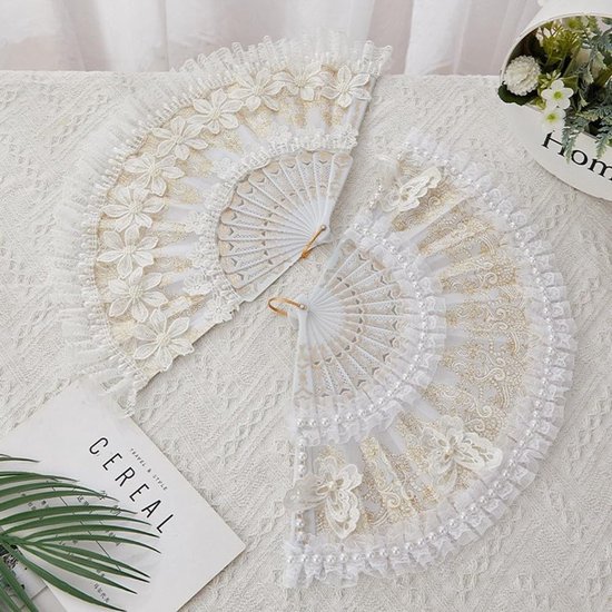 Vintage kanten waaier, elegante opvouwbare handwaaier voor dames, kanten waaier met bloemen, vlinders, parels, retro bruiloftswaaiers, bruiloftskostuum, theeparty, eindejaarsbal, feest — afbeelding 2
