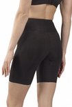 Dames, achterkant, zwarte shapewear shorts met lange pijpjes en witte randafwerking.