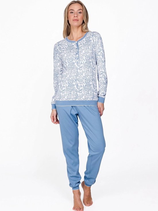 Klassieke pyjamaset met een wit bovendeel met blauwe paisleyprint en een effen blauwe broek.