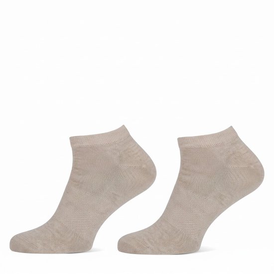 Twee beige Basset sneakersokken.