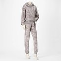 Lichtgrijze loungewear set met capuchon en broek in zebraprint, gedragen door een paspop.
