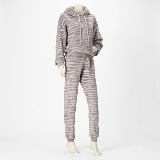 Lichtgrijze loungewear set met capuchon en broek in zebraprint, gedragen door een paspop.