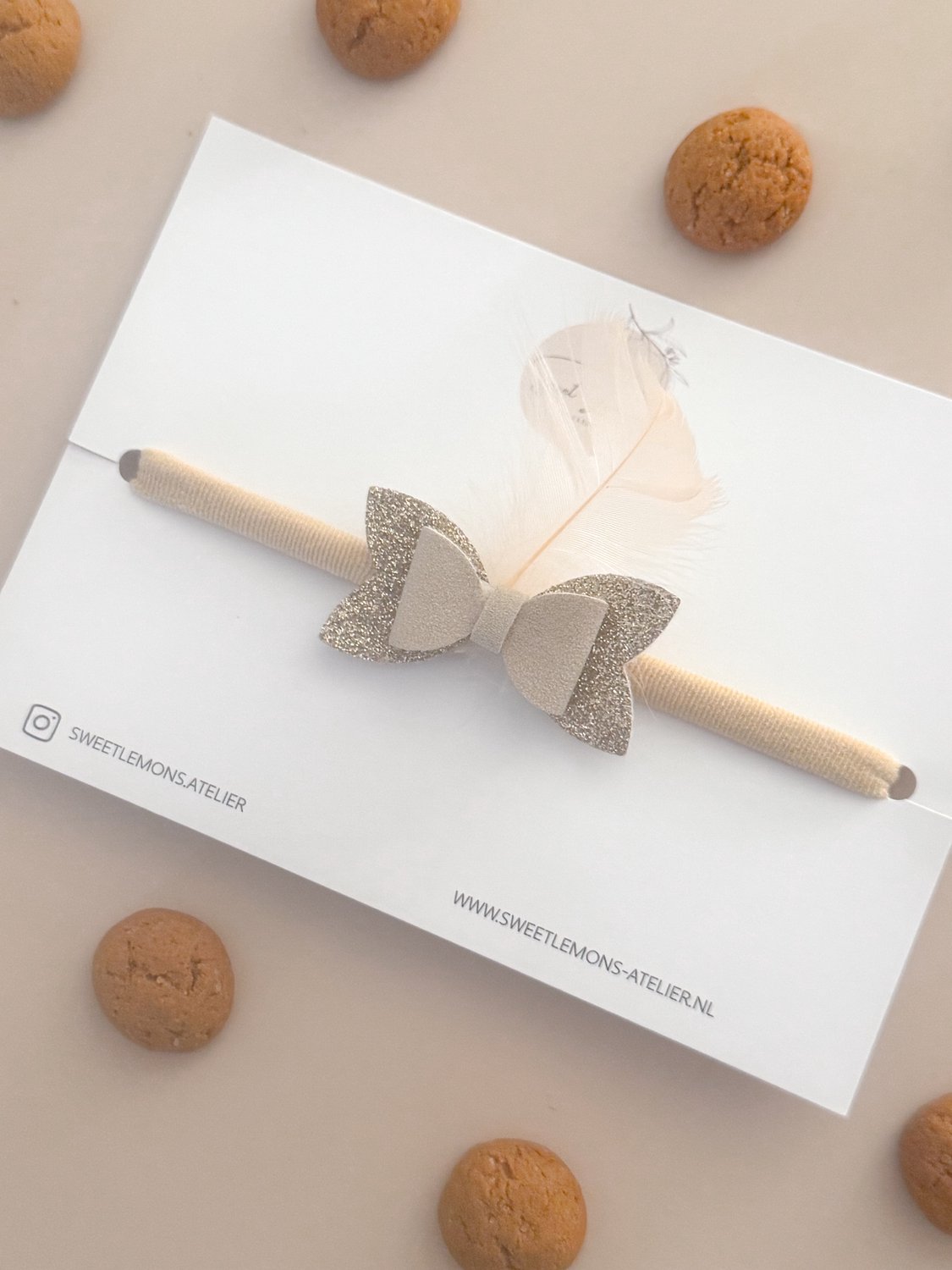 Haarband Sint Strik - Beige - Sinterklaas- Pakjesavond - Intocht - Elastische Haarbanden voor Newborn - Haarbandjes voor Baby & Newborn - Haarbandje - Haaraccessoires voor Meisjes & Kinderen Babyshower Cadeau - Kraamcadeau
