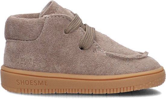 Shoesme sneaker in taupe suède met veter. De rubberen zool heeft 'SHOESME' opdruk.