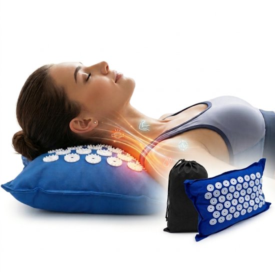 Coussin bleu d'acupression avec des points de pression blancs et une femme allongée dessus. Deux sacs de transport noirs.