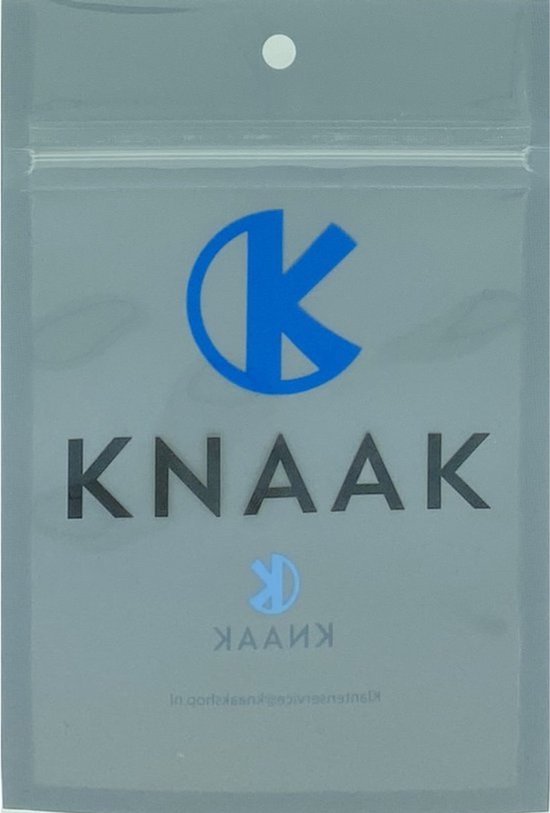 Een grijze plastic verpakking met het blauwe KNAAK logo en de tekst KNAAK.