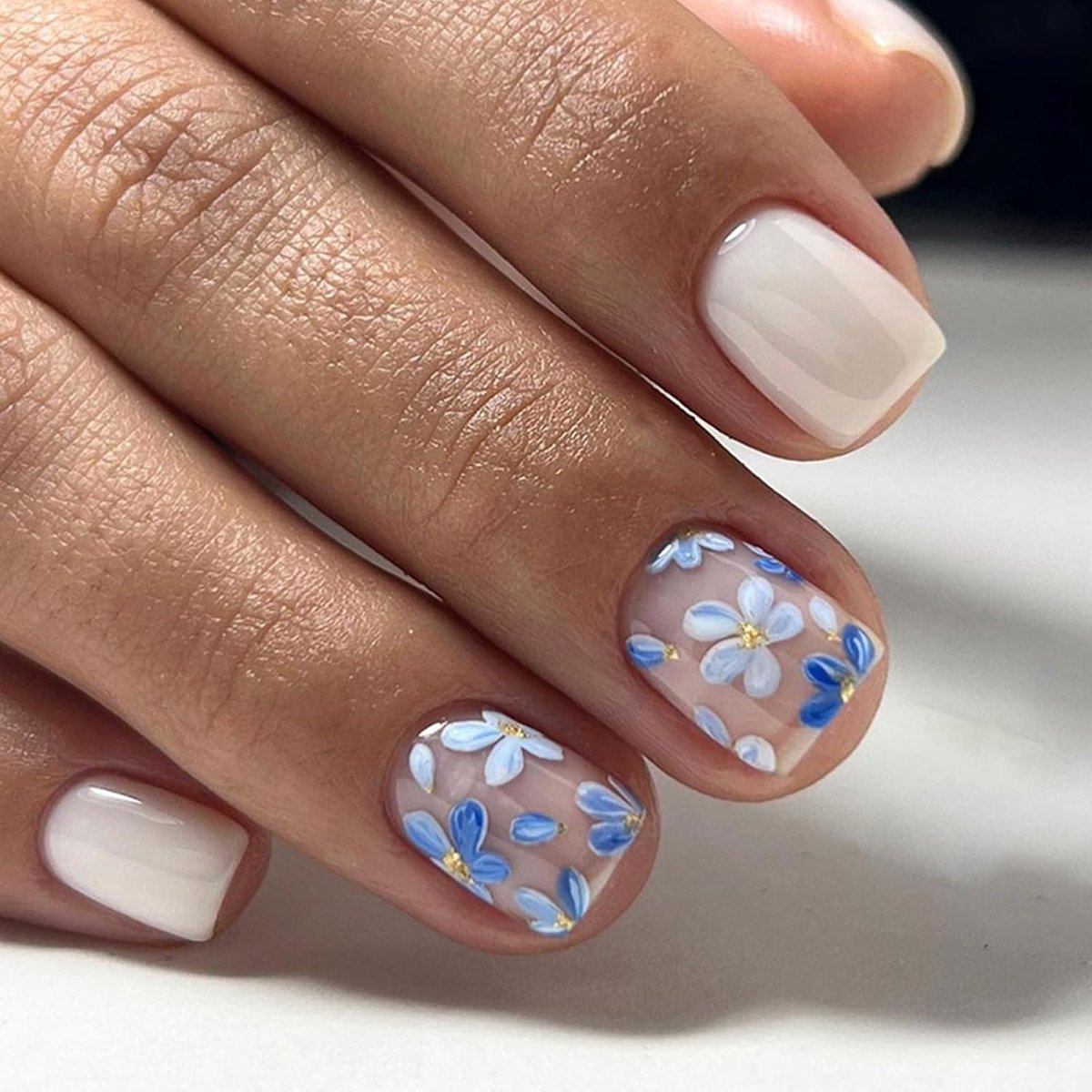 24 stuks korte Franse vierkante kunstnagels met gelatinelijm natuurlijke valse nageltips voor vrouwen en meisjes doe-het-zelf nail art (blauwe bloem)