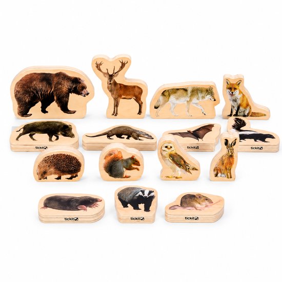 Figurines d'animaux forestiers en bois: ours, cerf, loup, renard, sanglier, castor, blaireau, écureuil, taupe, hibou, chauve-souris, lièvre, hérisson, souris et mouffette.