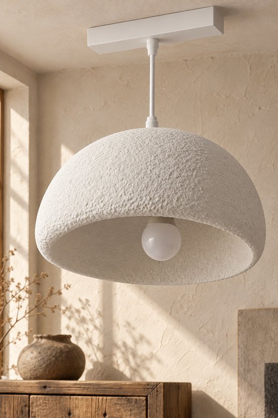 Een enkele witte, halfronde hanglamp met een ruw textuur, met een E14 fitting, aan een wit plafondmontage.
