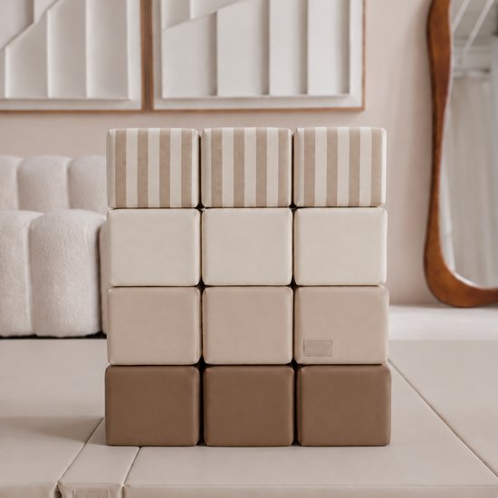 Stapelblokken van HENVAE in beige, crème en wit met streepjespatroon. Zachte foam blokken met logo.