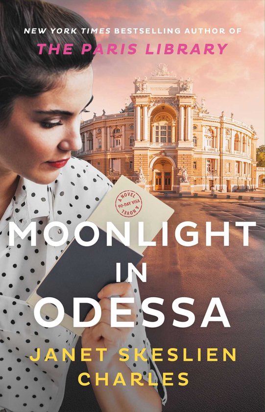 Vrouw met gestippelde blouse houdt een paspoort vast voor de opera van Odessa op de boekomslag Moonlight in Odessa.