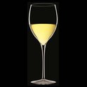 Een glas gevuld met gele wijn, staand op een zwarte achtergrond.