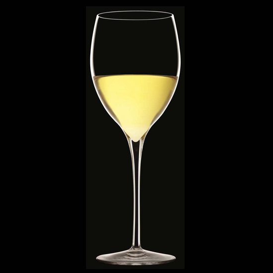Een glas gevuld met gele wijn, staand op een zwarte achtergrond.