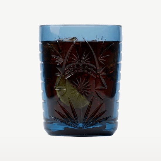 Blauw glas met sterpatroon en horizontale lijnen, gevuld met een donkere drank en ijs.