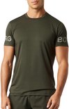 Man met donkergroen sportshirt, met zilverkleurige logo's 'BG' en 'BORG' op de mouwen.