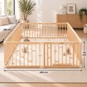 Houten babybox van 180x200 cm met een beige speelmat met teddyberenprint. Met kliksysteem en deur.