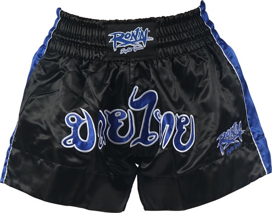 Zwarte Ronin kickboksbroek van satijn met blauwe accenten, Thaise belettering op de voorzijde en merklogo.