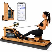 Vrouwen roeien op een houten waterroeitrainer met een blauwe watertank. Een telefoon toont de trainingsapp.
