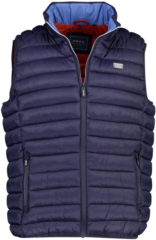 Donkerblauwe, gewatteerde bodywarmer met rits en capuchon. Rode voering met blauwe kraag.