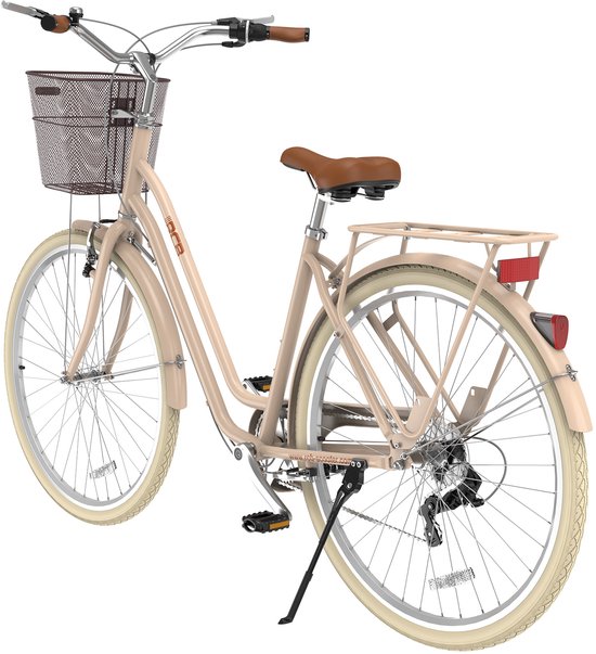 Zijaanzicht achterkant van een koffiebruine RCB-fiets met mand en bagagedrager tegen een witte achtergrond.