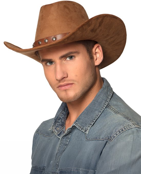 Bruine suède cowboyhoed met leren band en studs, gedragen door een man met spijkerhemd.