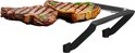 Twee gegrilde biefstukken met grillstrepen, gegarneerd met groene kruiden, op een zwarte grillhouder.