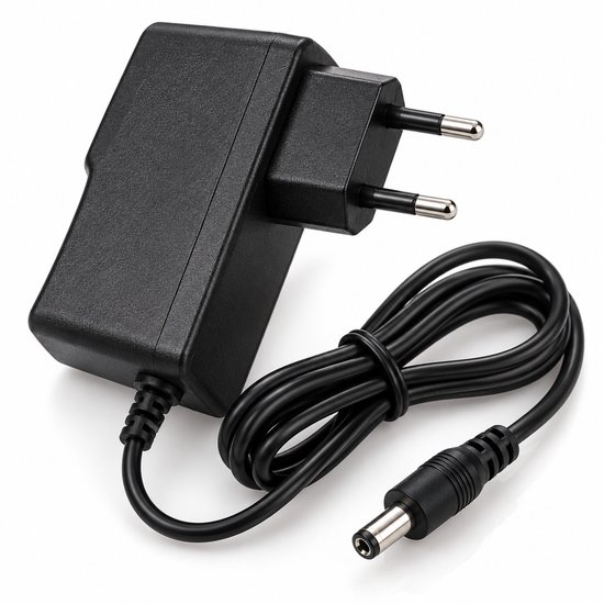 Zwarte netadapter met Europese stekker en vaste kabel met een ronde DC-connector.