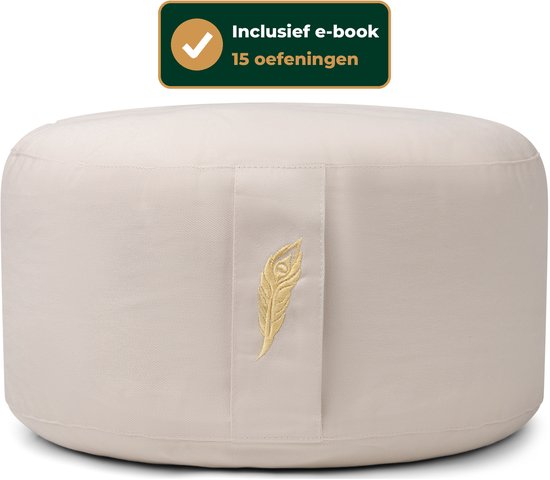 Rond crèmekleurig meditatiekussen met geborduurde gouden veer en label: Inclusief e-book met 15 oefeningen.