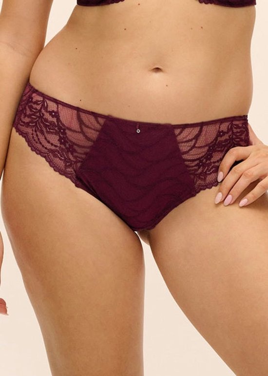 Bordeauxrode string met kanten zijpanelen, gedragen door een model.