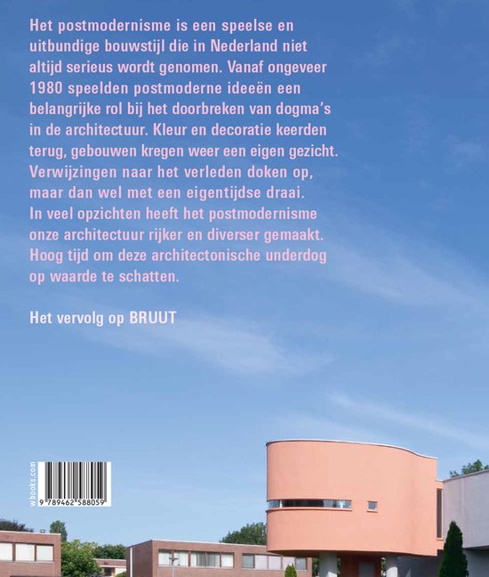 Achterkant van het boek met tekst over postmodernisme en een roze afgerond gebouw tegen een blauwe lucht.