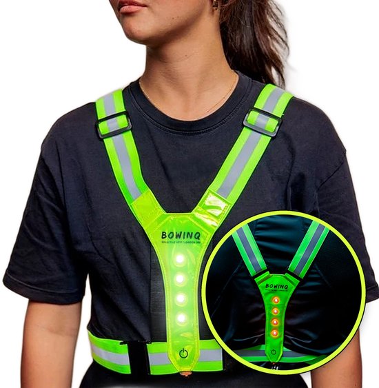 Neon-geel Bowinq reflectievest met LED-verlichting aan voor- en achterkant gedragen over een zwart T-shirt.