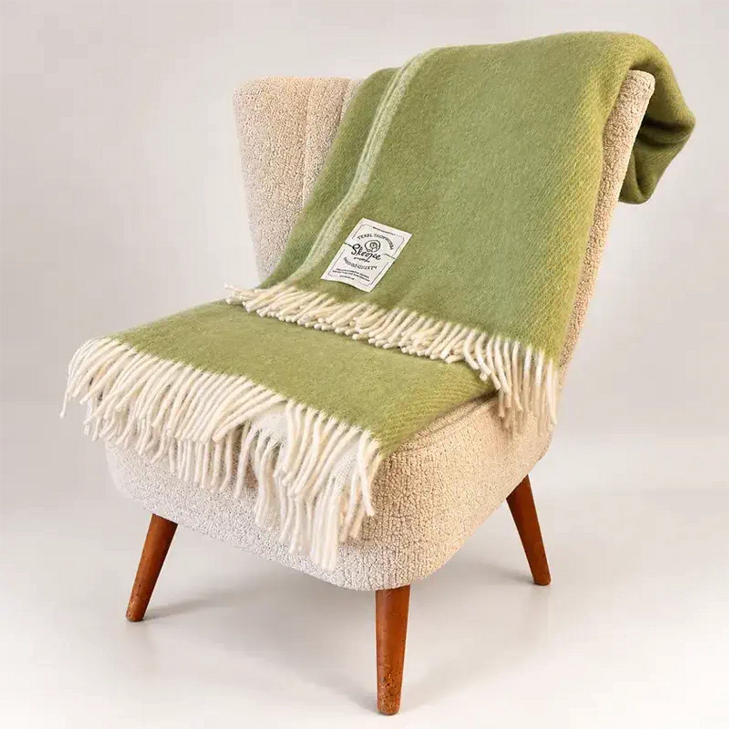Skéépe Wollen deken groen – Wollen plaid 100% Texelse wol – 160x180 cm – Saliegroen – Met franjes