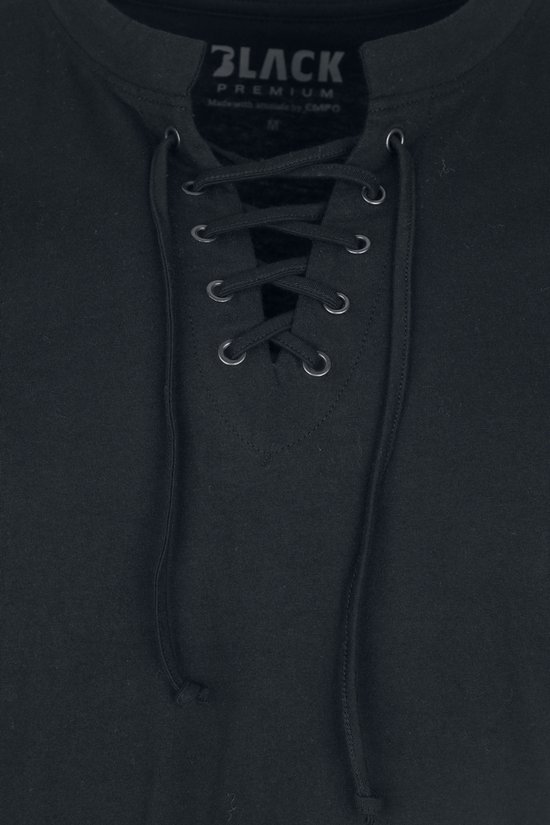 Detail van zwart T-shirt met vetersluiting bij de hals en Black Premium-label in de nek.