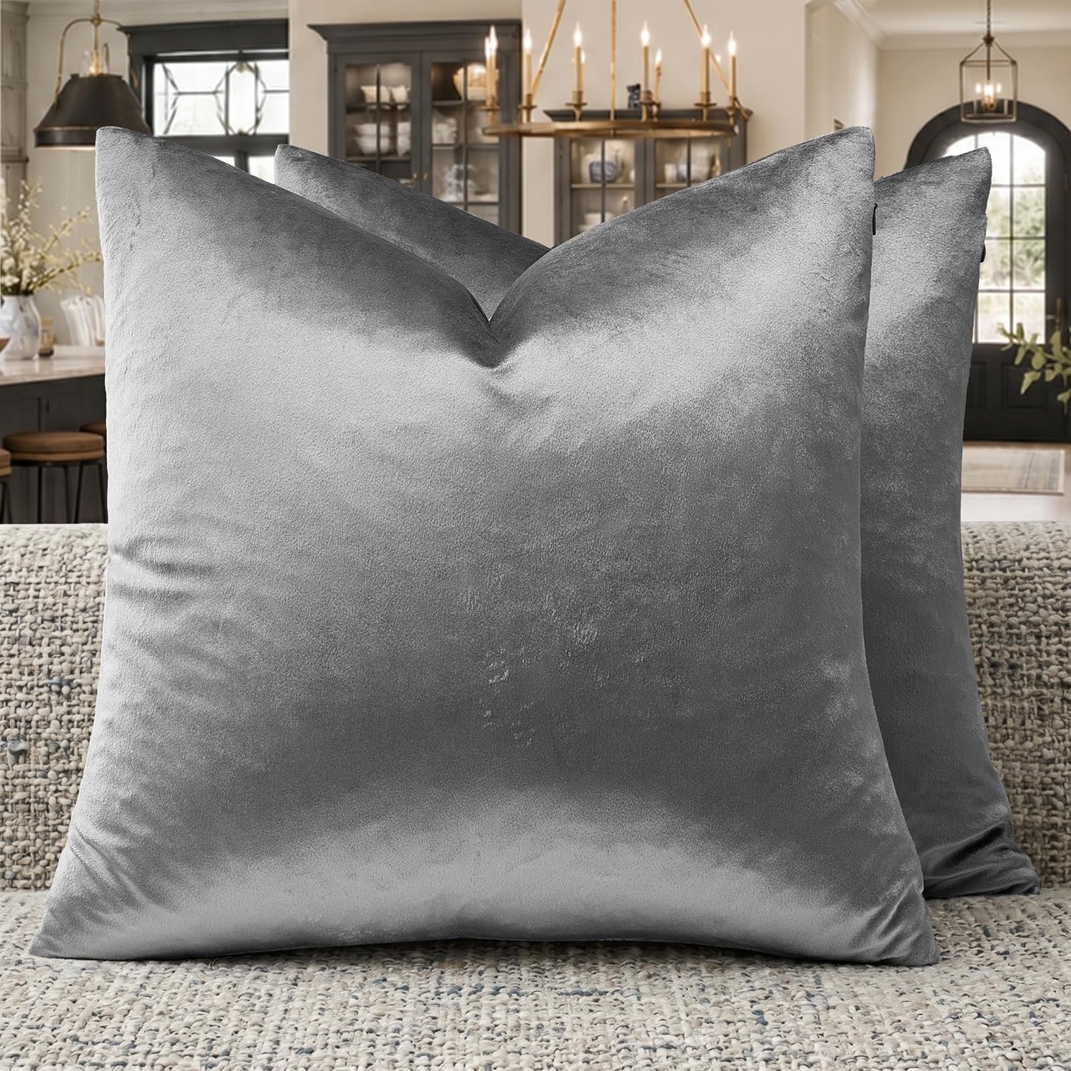 Famanu Set van 2 fluwelen kussenslopen 50 x 50 cm in donkergrijs, biedt een zachte en luxe uitstraling voor uw bank, perfect voor het toevoegen van comfort en stijl aan uw interieur