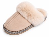 Beige suède pantoffel met zachte pluche voering en een decoratieve gevlochten rand op de zool.