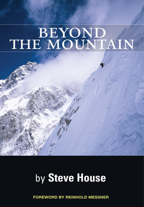 Boekomslag Beyond the Mountain met een klimmer op een besneeuwde bergwand door Steve House.