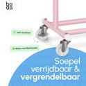 Detail van witte zwenkwielen met rem onder een roze kledingrek. Tekst: '360° draaibaar' en 'Wielen met Remfunctie'.